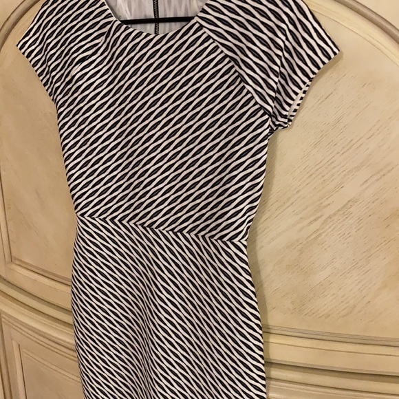 Armani Exchange black and white fitted mini size small. No stains or damage - Picture 4 of 6